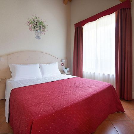 Residence Adamello Resort Понте-ді-Леньо Номер фото